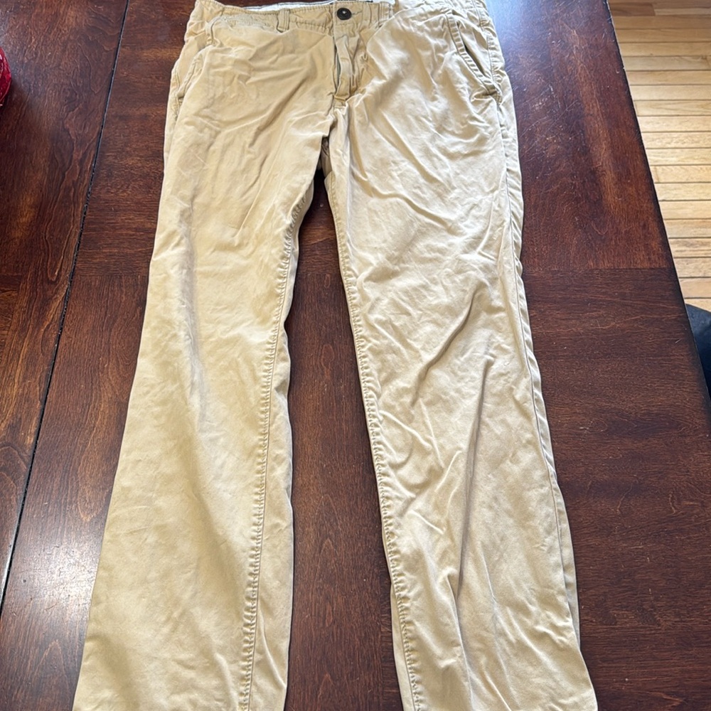 American Eagle men’s straight fit khakis - Size 32x32